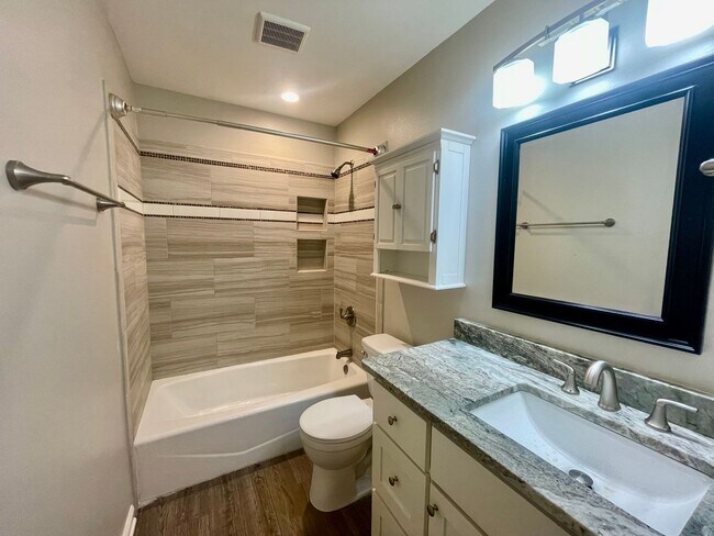 Building Photo - Fully updated, walking distance to UAMS