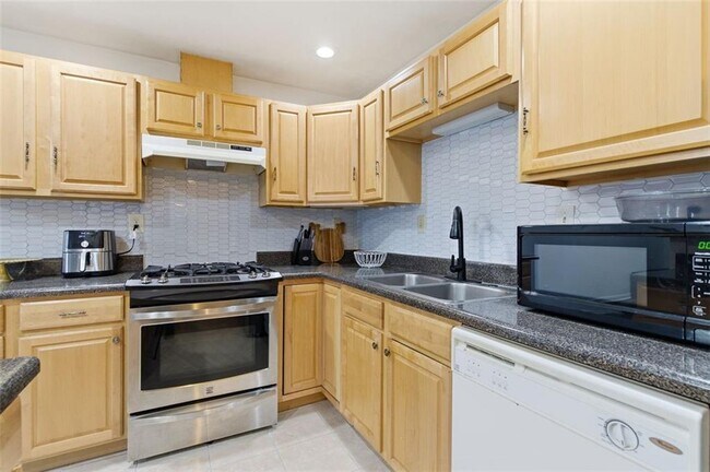 Building Photo - 1512 Stoneleigh Way