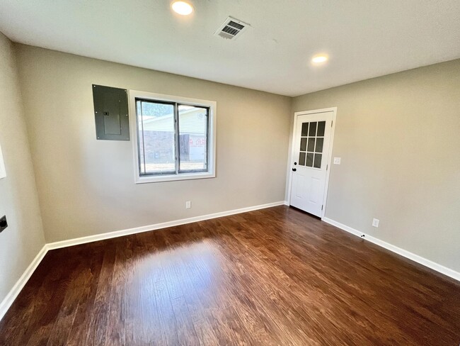 laundry room - 3412 Camellia Cir