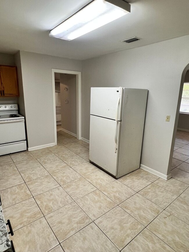 Building Photo - 2 BEDROOM 1 BATH SINGLE FAMILY HOME WITH A SEPARATE DEN (POSSIBLE 3RD BEDROOM)