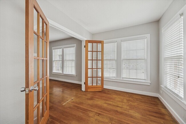 Building Photo - 1810 W Alabama St