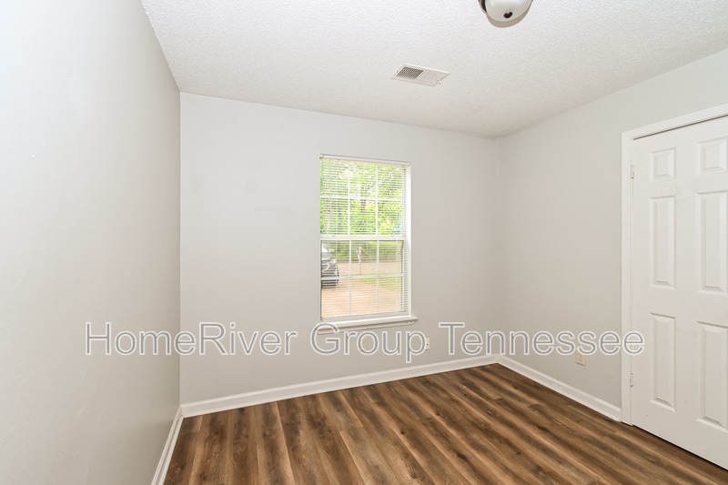 Building Photo - 7007 Village Ln