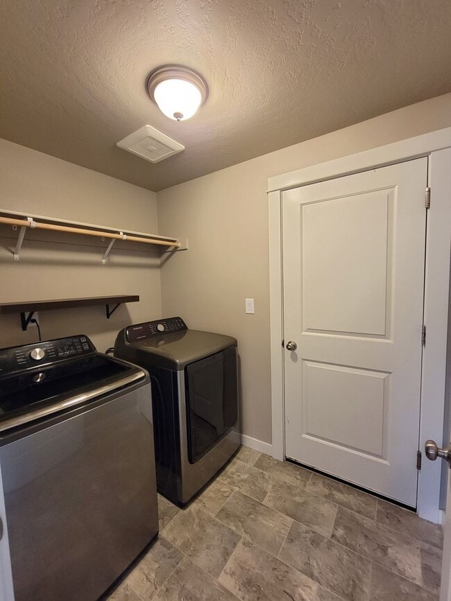 Building Photo - Great South Richland Location