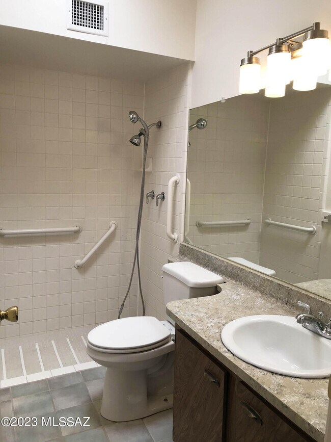 Building Photo - 7800 N Nicole Pl