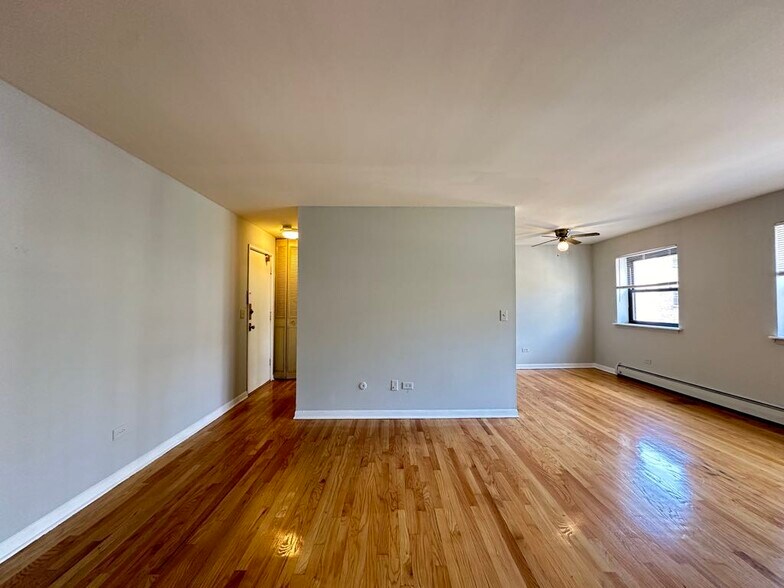Building Photo - 513 W Briar Pl