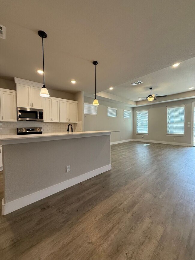 Building Photo - 3/2/2 GODLEY ISD - CUSTOM Upgrades Pets Welcome Commuter Friendly