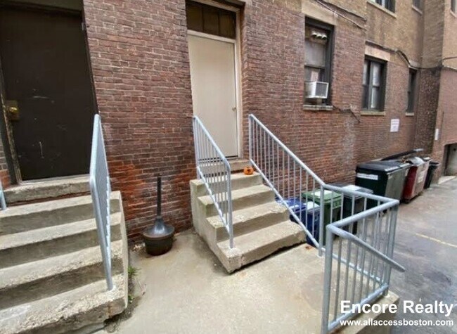 Building Photo - 448 Park Dr