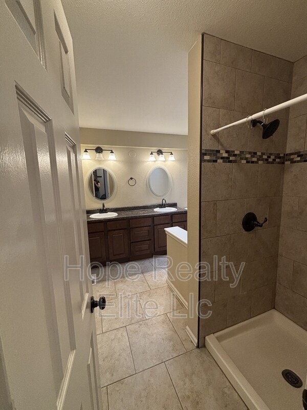 Building Photo - 2079 Sussex Ln