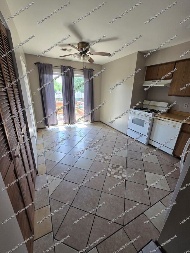Building Photo - Clean 2 Bedroom 2nd Floor Apartment