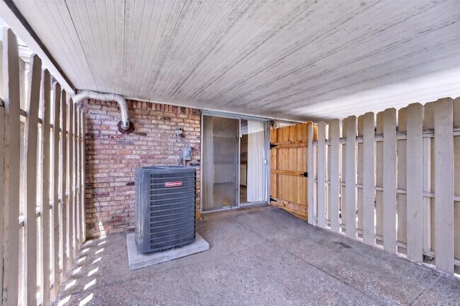 Building Photo - 7205 Beechnut St