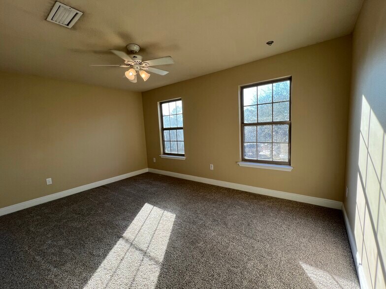 Building Photo - 68 Hemingway Ln