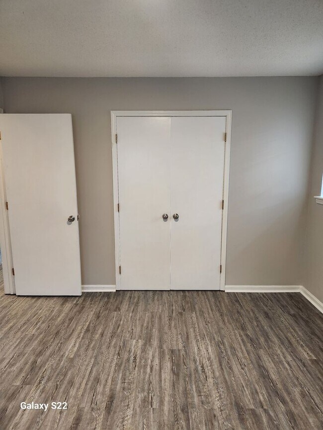 Building Photo - Two Bedroom, One Bath Apartment for Rent