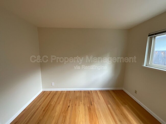 Building Photo - 1426 Ormsby Dr