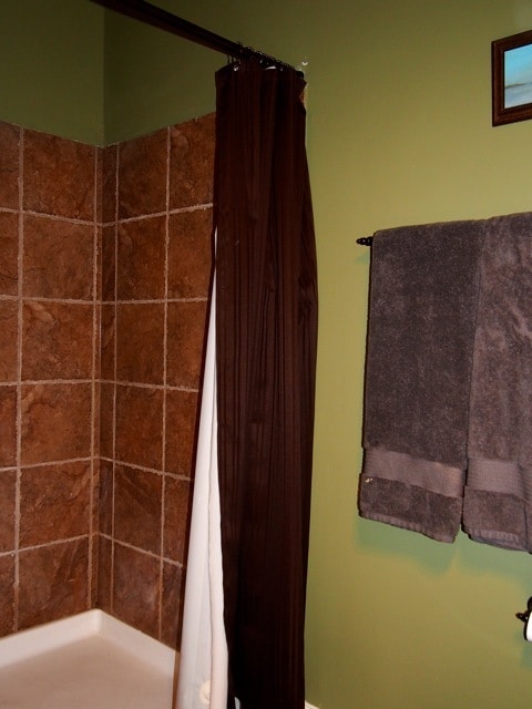 2nd bath,bfull stand up shower - 1819 Deerwood Ave