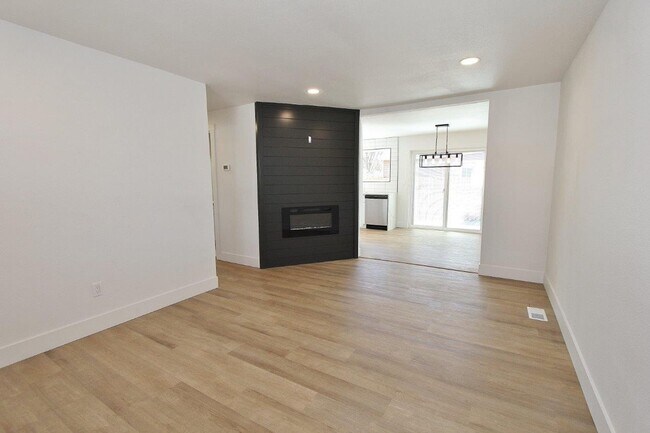 Building Photo - Charming Single-Level Home