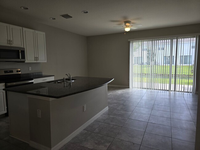 Building Photo - Lovely 3 BR, 2 BA Riverview Townhome Not t...