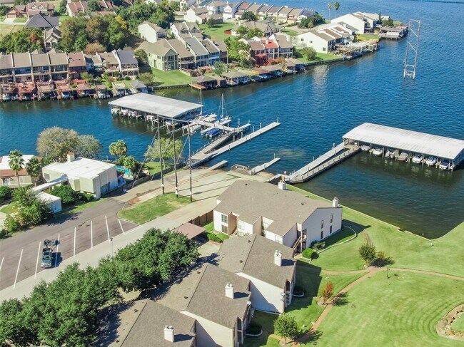 Building Photo - 1413 E April Villa