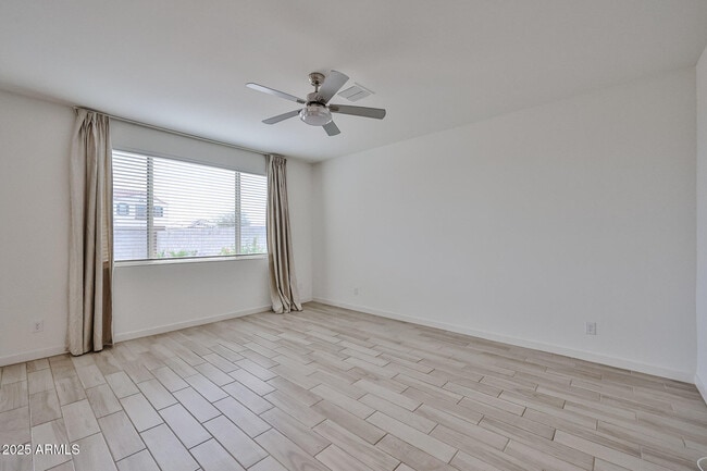 Building Photo - 509 E Elm Ln
