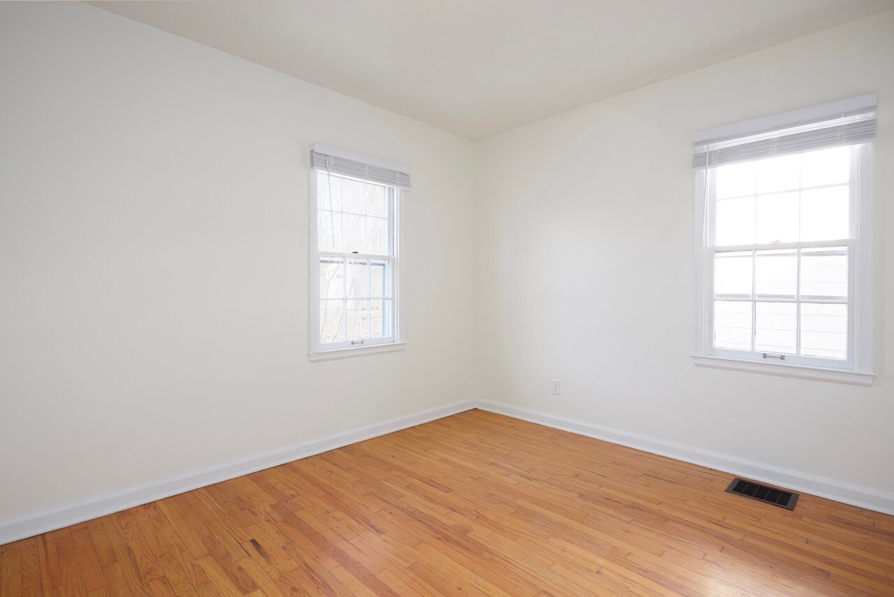 Building Photo - 208 S Clark St