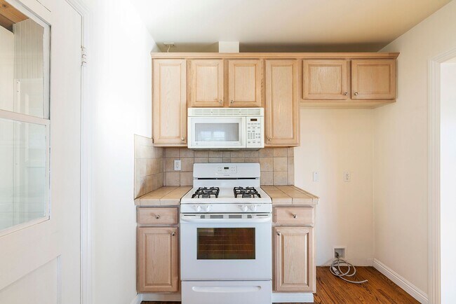 Building Photo - Super Cute 3bed 2 bath home with peek-a-boo ocean view South Redondo