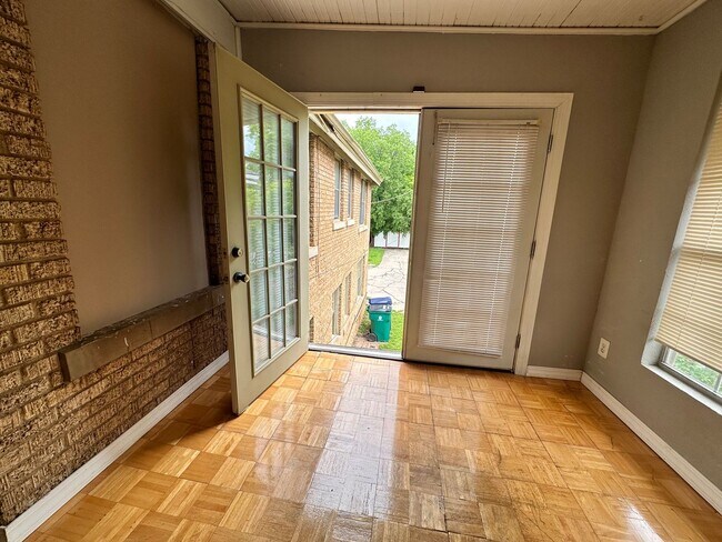 Building Photo - Plaza District / Classen 3 Bed Beauty!