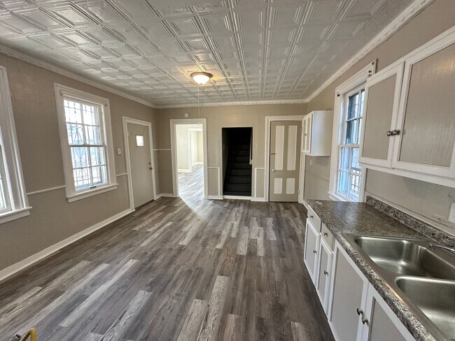 Building Photo - Spacious Single Family Home Ready for Rent in Great Neighborhood