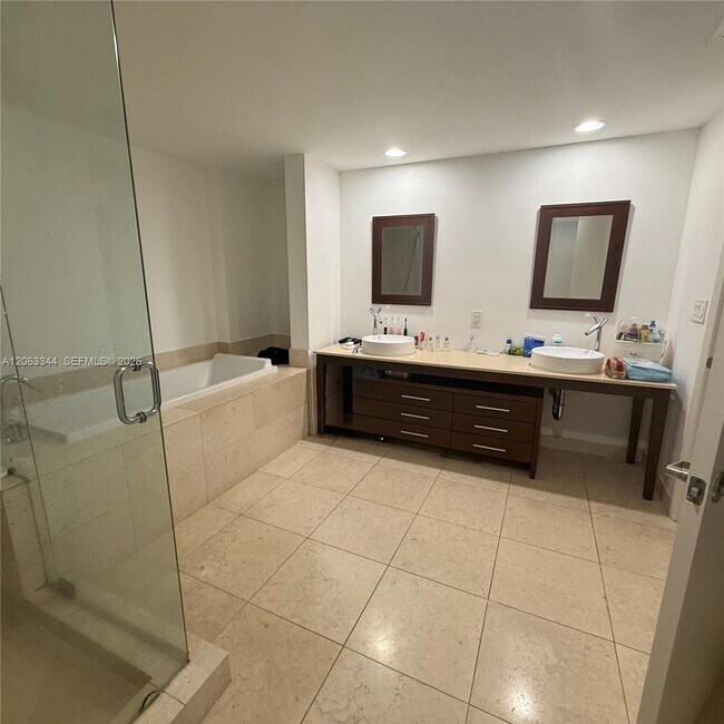 Building Photo - 475 Brickell Ave