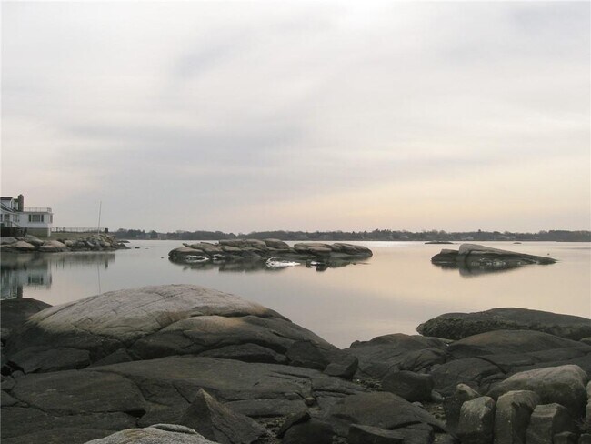 Building Photo - 245 Cove Point Rd W