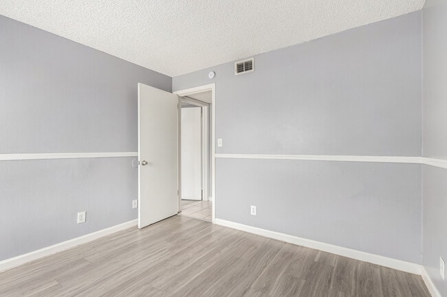 Building Photo - 2413 W Hazelwood St