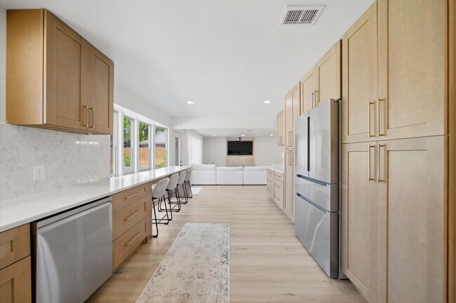 Building Photo - 5610 Court of Lions St