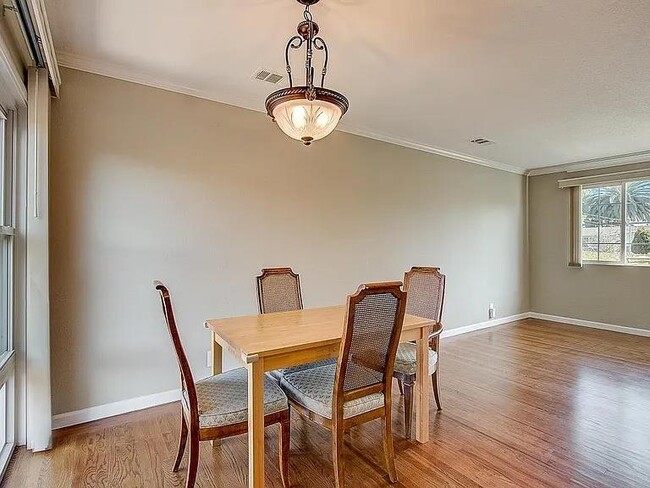 Building Photo - 463 Larkspur Dr