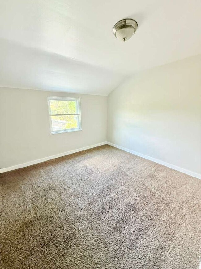 Building Photo - Spacious and beautifully updated 3-bedroom, 2-bath
