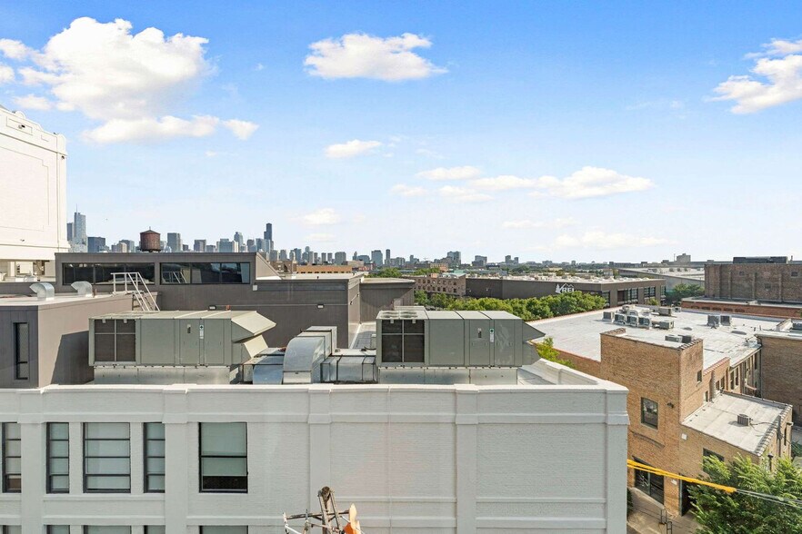 Building Photo - 853 W Blackhawk St