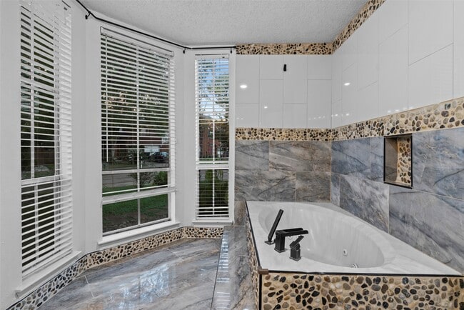 Building Photo - 13051 Meadowline Dr