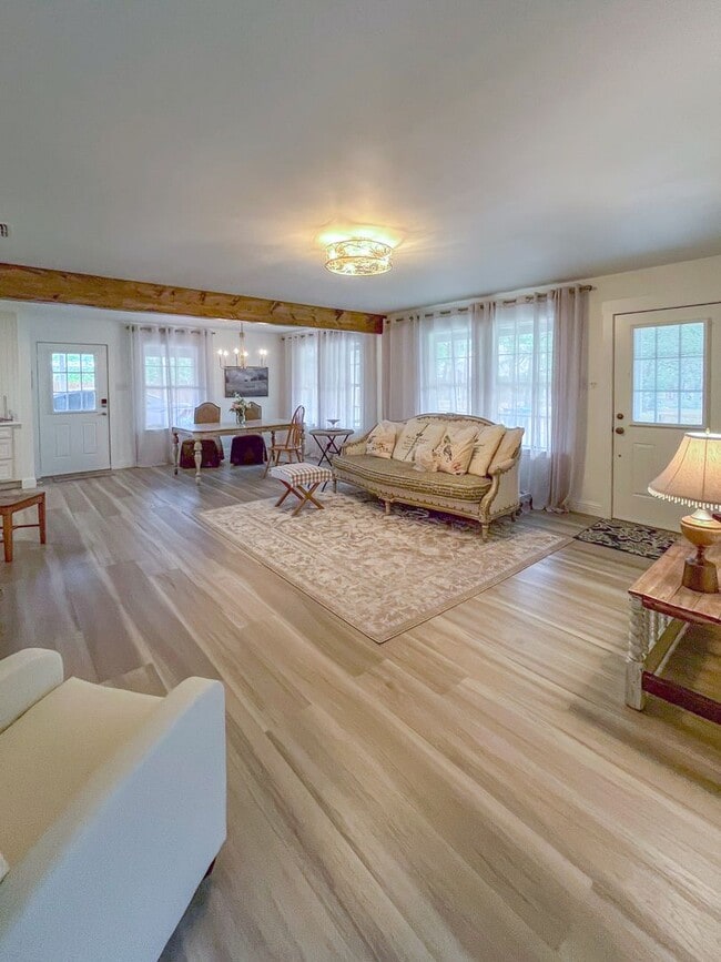 Building Photo - 128 Pollyanna Dr