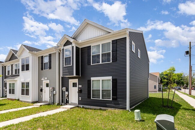 Building Photo - 652 N College St