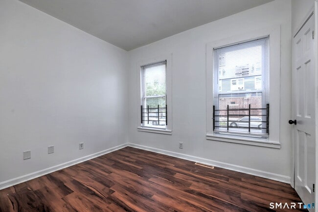 Building Photo - 483 Ferry St