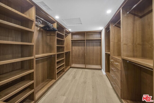 Building Photo - 141 Hollister Ave