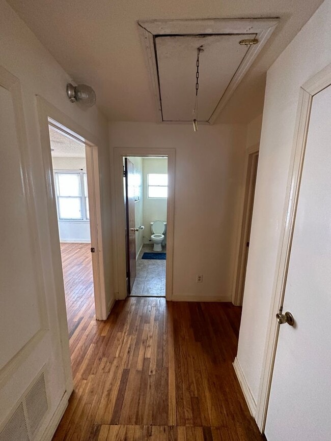 Building Photo - 3 Bed 1 Bath Home