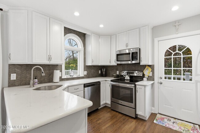 Building Photo - 96 Lakeshore Dr