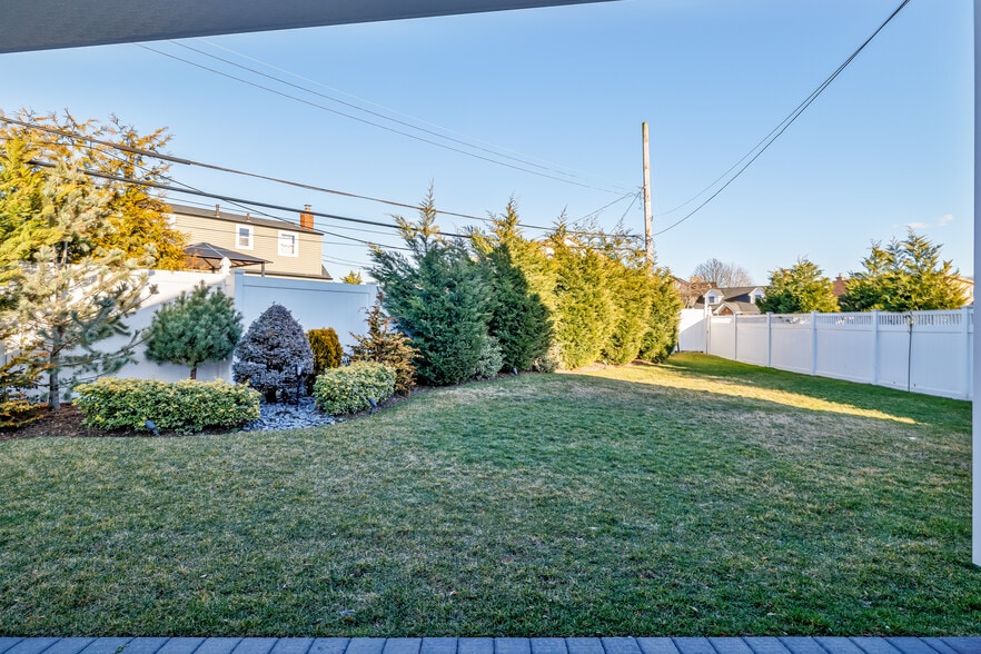 Building Photo - 762 Caryl St