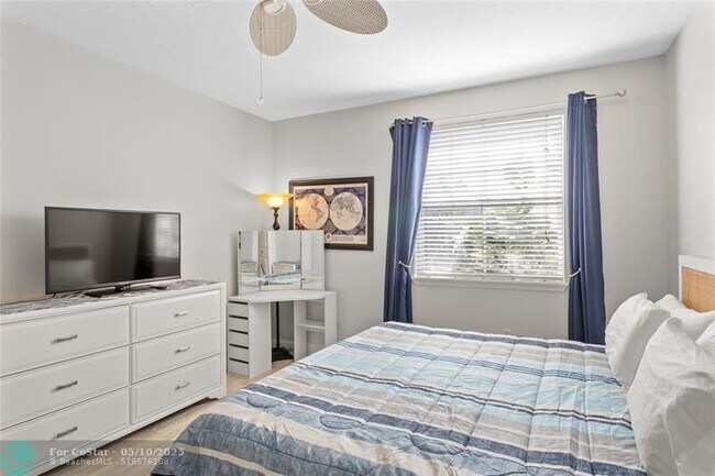 Building Photo - 580 S Sapodilla Ave