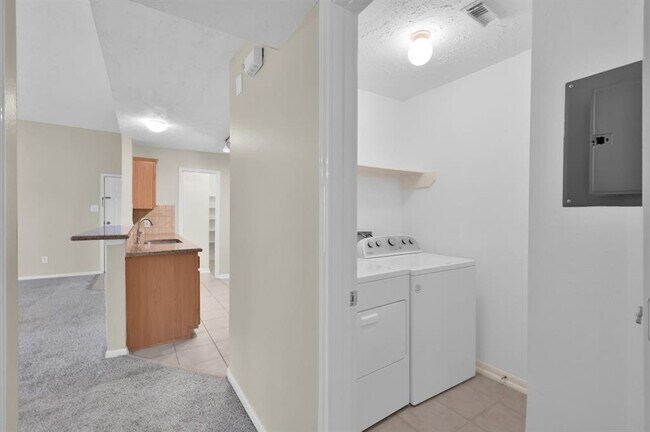 Building Photo - 8051 Bay Branch Dr