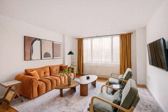 Building Photo - 350 W 43rd St