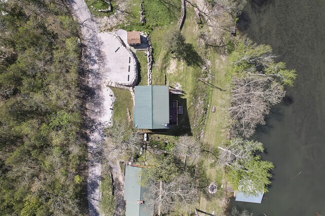 Building Photo - 721 Shore Rd