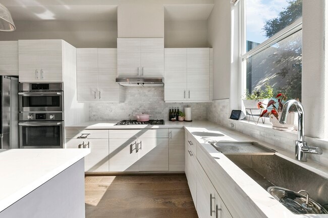 Building Photo - 2412 Canal St