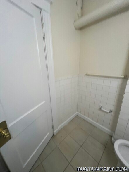 Building Photo - 7 Barrows St