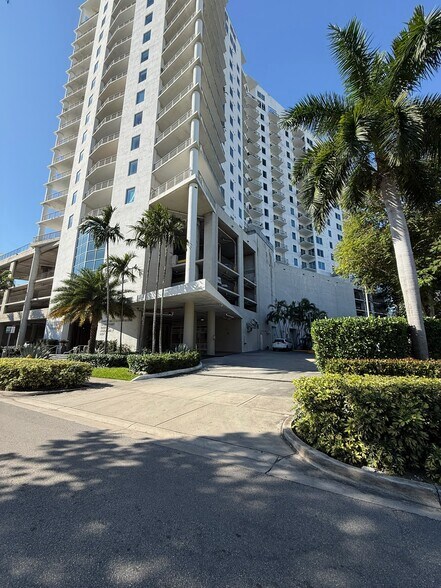 Building Photo - 10 SW South River Dr