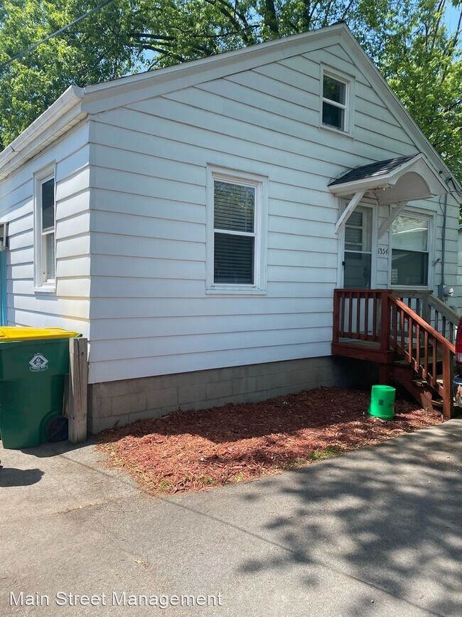 Building Photo - 2 br, 1 bath House - 1354 E Walnut St.