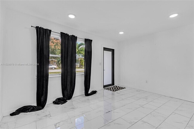 Building Photo - 420 S 61st Terrace